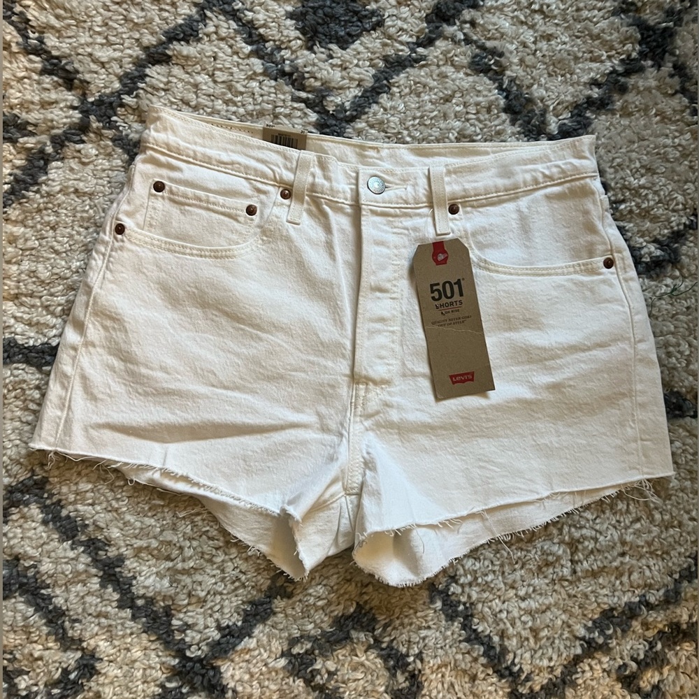 NWT white Levi’s 501 jean shorts. Size 31